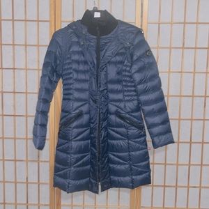 Preloved girls winter puffy jacket in dark blue color.